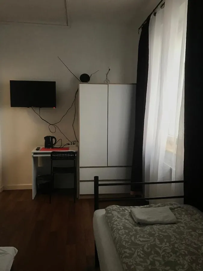 Konukevi Good Night Otel Varşova